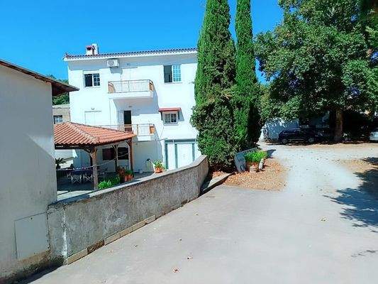 Kreta, Vryses: Wohngebäude mit Pool und Bergblick zu verkaufen – Ideale Investition im Apokoronas!