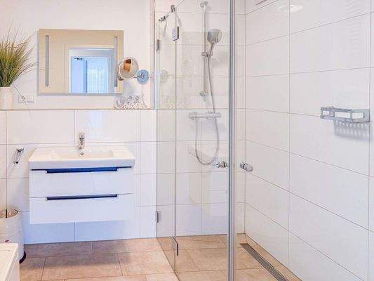 Badezimmer mit ebenerdiger Dusche