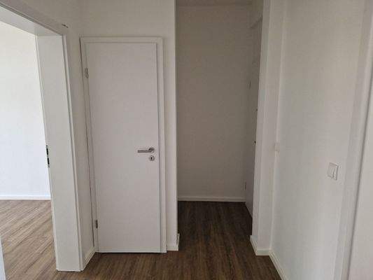 Flur mit Abstellkammer 3. OG links