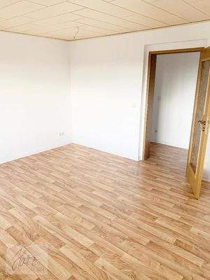 Wohnzimmer mit Blick Richtung Flurbereich