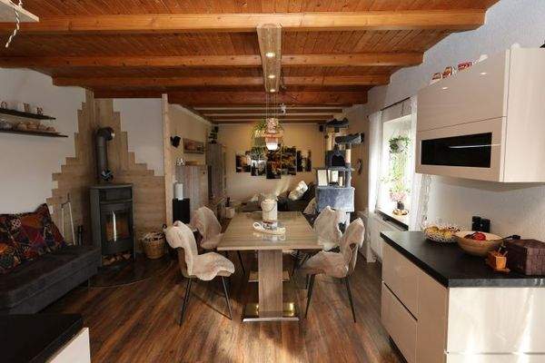 Wohn- und Esszimmer mit Ofen