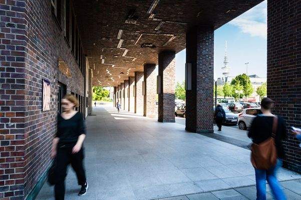 Eingang: unter dem Arkadengang