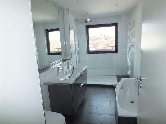 Badezimmer mit Wanne u. Dusche