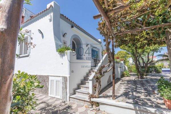Prestigevilla in Ischia Ponte – Ein Juwel auf den Klippen der Insel Ischia
