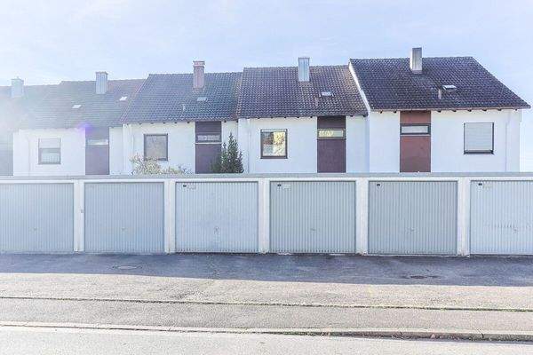 Außenansicht mit Garagen