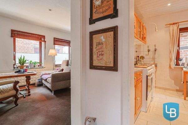 Blick in die Küche und ins Wohnzimmer