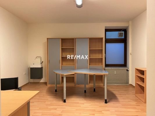 Raum 2 mit Waschbecken, ca. 18 m²