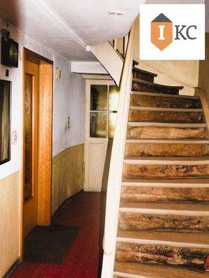 Flur EG mit Treppe zum OG
