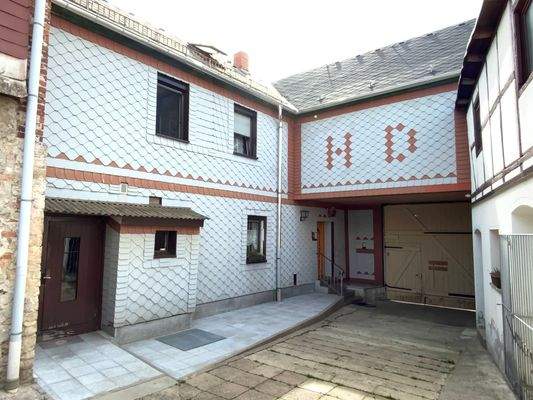 Blick zum Wohnhaus mit Seiteneingang Wirtschaftsbereich