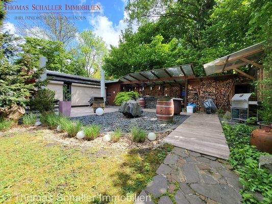 Blick zur Terrasse mit Outdoor-Küche 