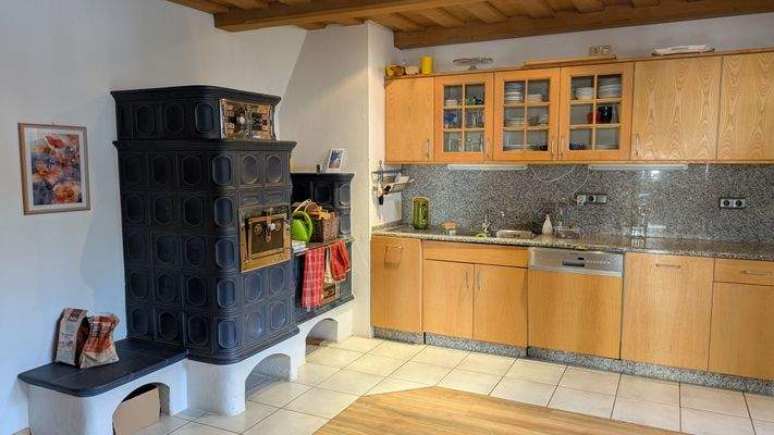 Küche mit Kachelofen