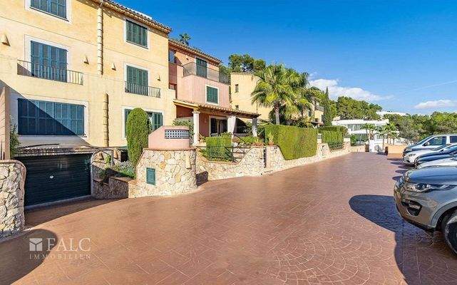 Ansicht Reihenhaus + Parkplatz