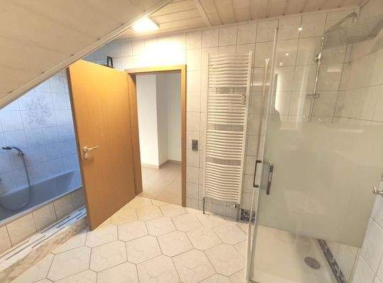 Whg. 1: Bad mit Badewanne, Dusche und Waschmaschinenanschluss Bild 3