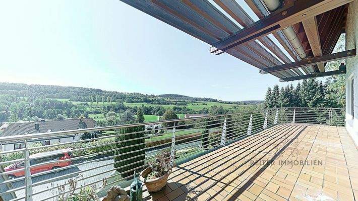 umlaufender Ost/Süd/Westbalkon