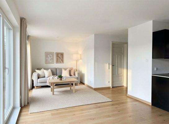 Sonniges Wohnzimmer mit einer großen Fensterfront