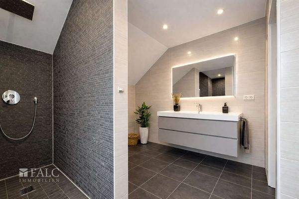 Bad mit begehbarer Dusche (Waschtisch visualisiert)