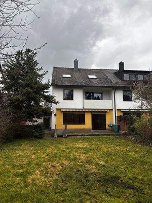 Rückansicht Haus mit Garten 