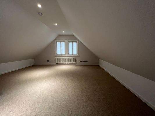 Haus-Gießen-Tiefenweg 5-Galerie Dachgeschoss.JPG