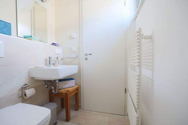 Gäste WC mit Dusche im EG