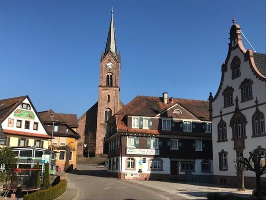 Ansicht mit Rathaus und Kirche