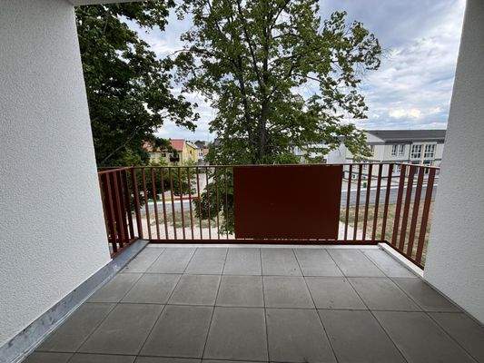 Jede Wohnung verfügt über Terrasse oder Balkon (Beispielansicht einer Wohnung in der Anlage)