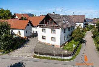 Blick auf das Mehrfamilienhaus und die Einfahrt