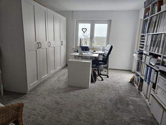 Zimmer mit Ausgang zum Balkon