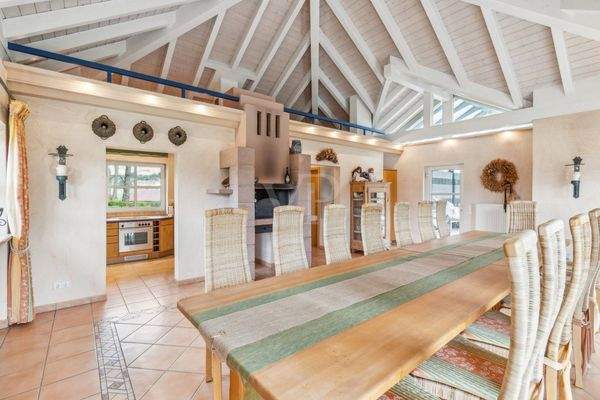 Nebengebäude mit Pizzaofen, Küche und WC/Bad