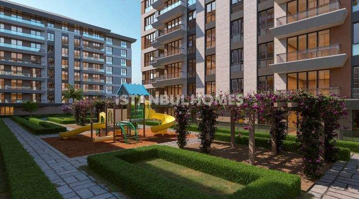 Flats in a Complex with Pool in Kucukcekmece Istanbul