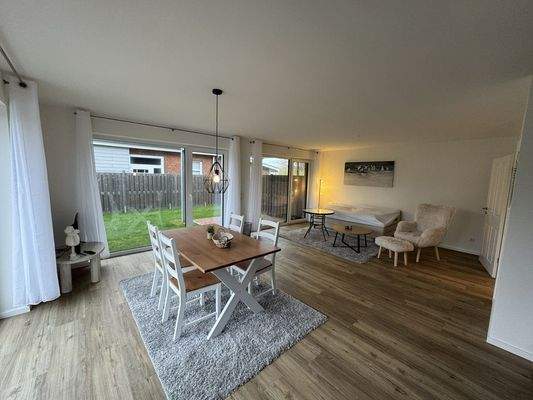 Gesamtansicht - offene Wohnküche mit Essbereich