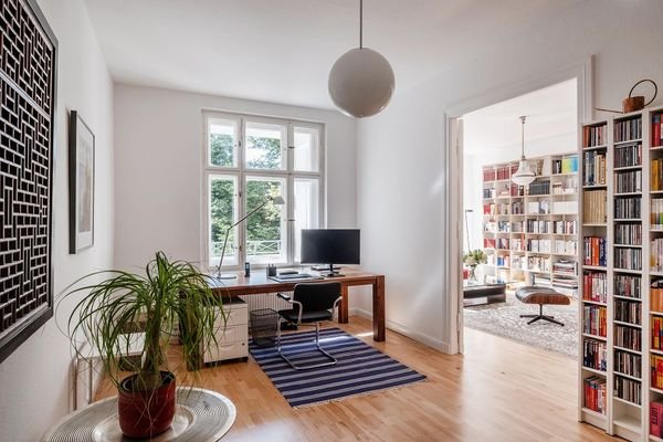 Zimmer mit Blick auf den Balkon