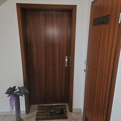 Wohnungstüre mit Ansicht eigener Heizungs- und Was