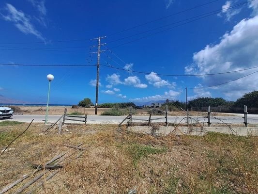 Kreta, Kissamos: Eckgrundstück neben dem Strand zu