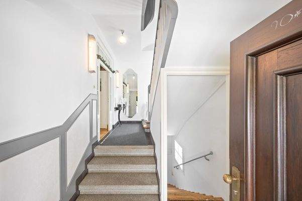 Hausflur mit Zugang zur ETW im EG und Keller