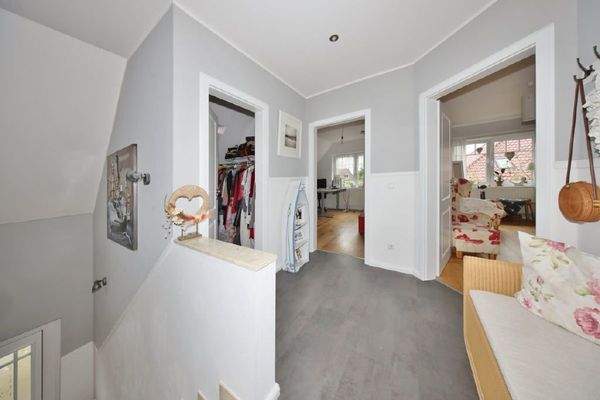 Oberer Flur mit Blick zum Ankleidezimmer, Arbeitsz