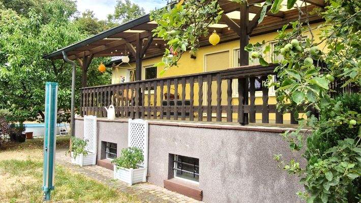 Terrasse mit Apfelbaum