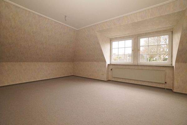 Großes Zimmer im Dachgeschoss