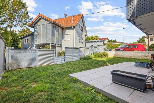 Weitläufiger Garten um's Haus