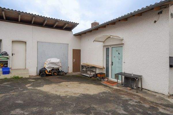 Hof mit Eingang zur möglichen Wohnung