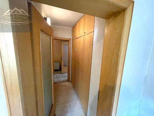 Hausflur EG mit Einbauschränken