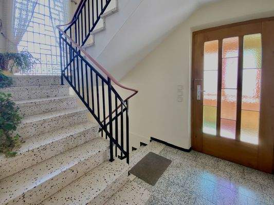 Treppenhaus mit Hauseingangstüre