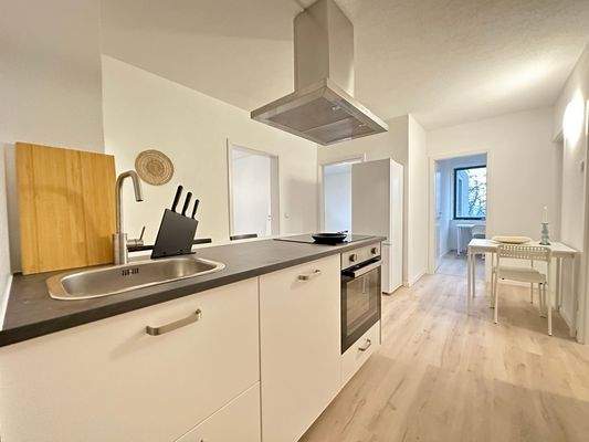 Moderne Küche mit Esstisch