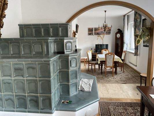 Kachelofen Blick zum Esszimmer