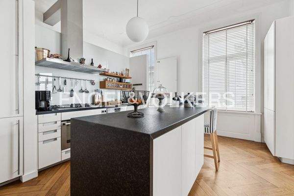 Der Küchenbereich mit hochwertiger Ausstattung