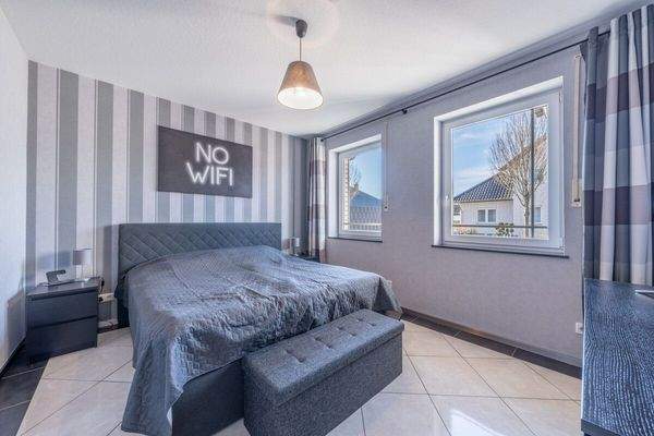 Unten finden Sie ein Schlaf-/Arbeitszimmer