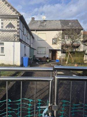 Von der Straße aus ...