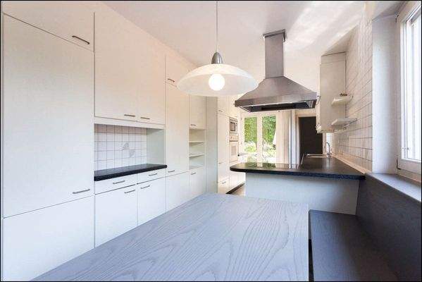 Praktisch: von der Küche aus geht es in den Garten und auch in die Garage