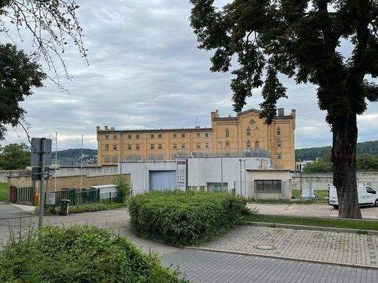 Ansicht Gebäude mit Zugang