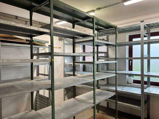 Geräumige Lagerfläche mit praktischen Regalen