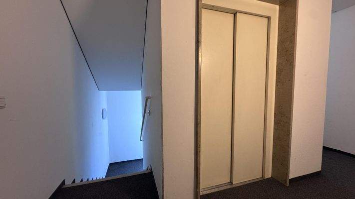 Treppenhaus mit Personenaufzug